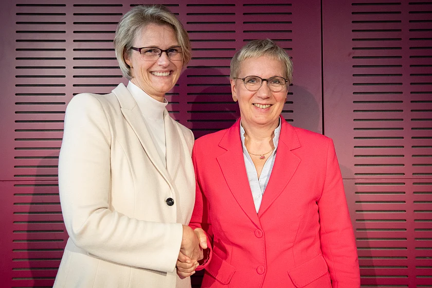 Im Rahmen der Gemeinsamen Wissenschaftskonferenz (GWK) beschließen Bund und Länder wichtige Vereinbarungen für die deutschen Hochschulen. Im Bild: Bundesforschungsministerin Anja Karliczek und Wissenschaftssenatorin Eva Quante-Brandt (Foto BMBF/ Hans-Joachim Rickel)