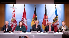 Eva Quante-Brandt (Bremer Senatorin für Wissenschaft, Gesundheit und Verbraucherschutz), Katharina Fegebank (Hamburger Senatorin für Wissenschaft, Forschung und Gleichstellung), Anja Karliczek (Bundesministerin für Bildung und Forschung), Sabine Johannsen (Staatssekretärin im Ministerium für Wissenschaft und Kultur des Landes Niedersachsen) sowie Karin Prien (Ministerin für Bildung, Wissenschaft und Kultur des Landes Schleswig-Holstein) unterzeichnen in Bonn die Vereinbarung zur Gründung der Allianz für Meeresforschung. © BMBF/Hans-Joachim Rickel