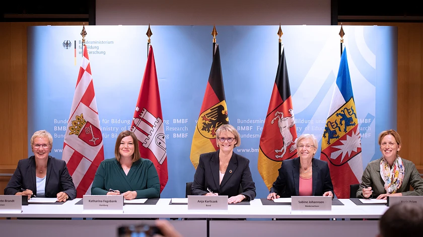 Eva Quante-Brandt (Bremer Senatorin für Wissenschaft, Gesundheit und Verbraucherschutz), Katharina Fegebank (Hamburger Senatorin für Wissenschaft, Forschung und Gleichstellung), Anja Karliczek (Bundesministerin für Bildung und Forschung), Sabine Johannsen (Staatssekretärin im Ministerium für Wissenschaft und Kultur des Landes Niedersachsen) sowie Karin Prien (Ministerin für Bildung, Wissenschaft und Kultur des Landes Schleswig-Holstein) unterzeichnen in Bonn die Vereinbarung zur Gründung der Allianz für Meeresforschung. © BMBF/Hans-Joachim Rickel