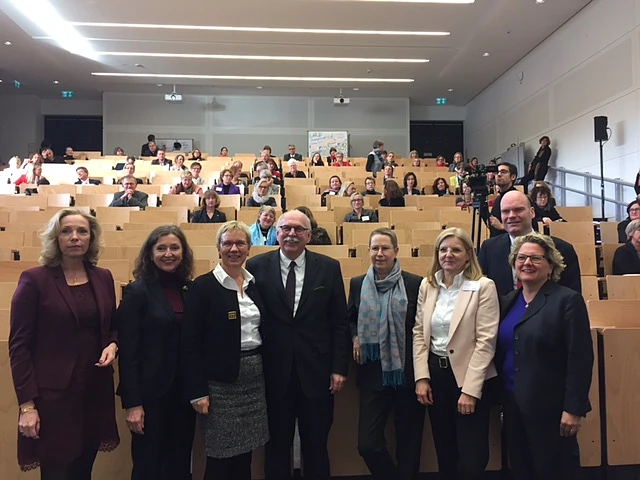 v. l. n. r.: Dorothee Dzwonnek (Generalsekretärin der DFG), Christina Hadulla-Kuhlmann (Bundesministerium für Bildung und Forschung), Senatorin Eva Quante-Brandt, Prof. Dr.-Ing. Matthias Kleiner (Präsident der Leibniz-Gemeinschaft), Prof. Dr. Ulrike Beisiegel (Vizepräsidentin der HRK), Prof. Dr. Martina Brockmeier (Vorsitzende des Wissenschaftsrates), Svenja Schulze (Wissenschaftsministerin NRW) und Jan-Martin Wiarda (Moderator)
