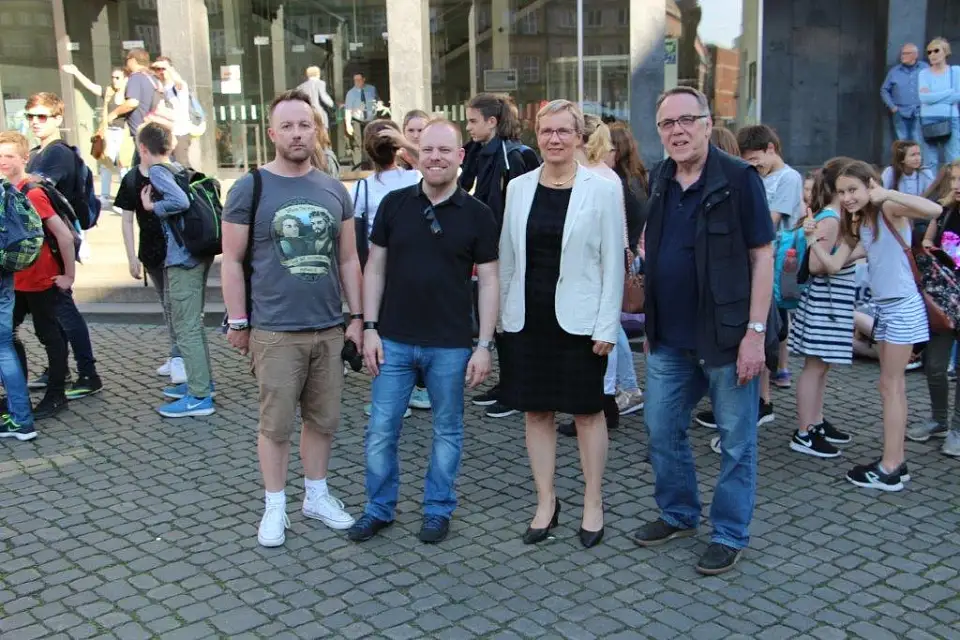 v. l. n. r.: Roland Knauff (Vorstand Rat&Tat Zentrum), Senatorin Eva Quante-Brandt und Reiner Neumann (Vorstand Rat&Tat Zentrum)