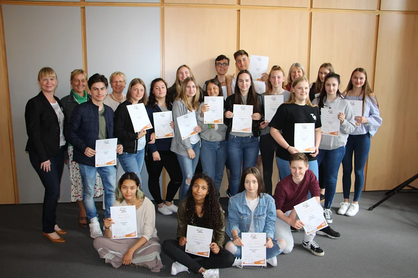 Preisträgerinnen und Preisträger der Aktion: "bunt statt blau" der St. Johannis-Schule