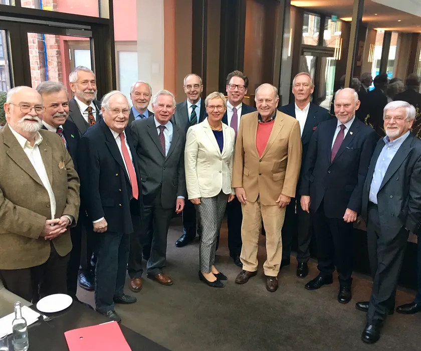 Eva Quante-Brandt (Mitte) mit Doyen Volker Kröning, (2. Reihe links) und Mitgliedern des Konsularischen Korps Bremen
