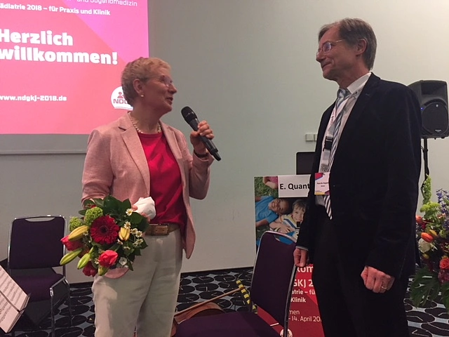 Senatorin Quante-Brandt, Prof. Huppertz, Direktor der Prof. Dr. Hess-Kinderklinik