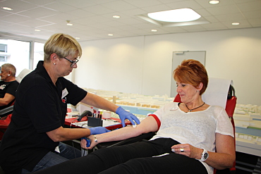 Blutspende der Mitarbeiterin Frau Wrissenberg mit Frau Mertinat vom Blutspendedienst