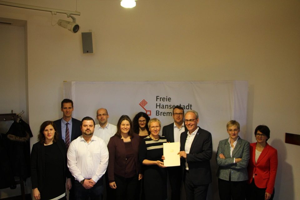 v.l. Eva Kuball, bremendigital media e.V. ; Andreas Köhler, Handelskammer Bremen; Artur Malek, 28Apps; Haye Hösel, Hubit e.K.; Annabel Oelmann, Verbraucherzentrale Bremen; Linda Mohammadi, Referatsleiterin bei der Landesdatenschutzbeauftragten, Senatorin Eva Quante-Brandt, Holger Bothmer, neusta mobile solutions; Björn Portillo, bremen digitalmedia e.V.; Dr. Imke Sommer, Landesdatenschutzbeauftragte; Gesa Wessolowski, Ressort Verbraucherschutz