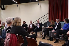 Zu sehen ist ein Stuhlkreis mit Menschen.