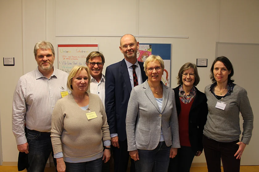 Personen v.l.: Frank Dahlenberg, Schulleiter, Maria Zywica, Gesundheitsfachkraft, Dr. Thomas Liebsch, Hausarzt, Dr. Jörg Hermann, KV, Senatorin Eva Quante-Brandt, Dr. Etta Huppertz, Gesundheitsamt, Dr. Sylvia Offenhäuser, Gesundheitsressort