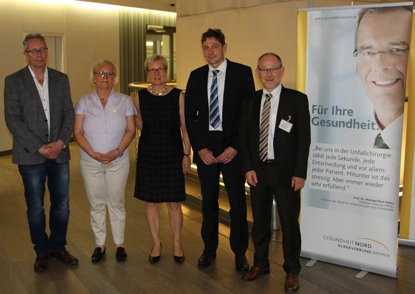 v. l. n. r. Jörg Utschakowski (Referent bei der Senatorin für Wissenschaft, Gesundheit und Verbraucherschutz), Sabine Weinhold-Witt (Krankenhausdirektorin am KBO), Senatorin Eva Quante-Brandt, Prof. Jens Reimer (Geschäftsführender Direktor am KBO), Dr. Christoph Gries (Krankenhausdirektor am KBO)