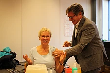 Impfen ist gar nicht schlimm! Senatorin Quante-Brandt wird von Dr. Liebsch geimpft