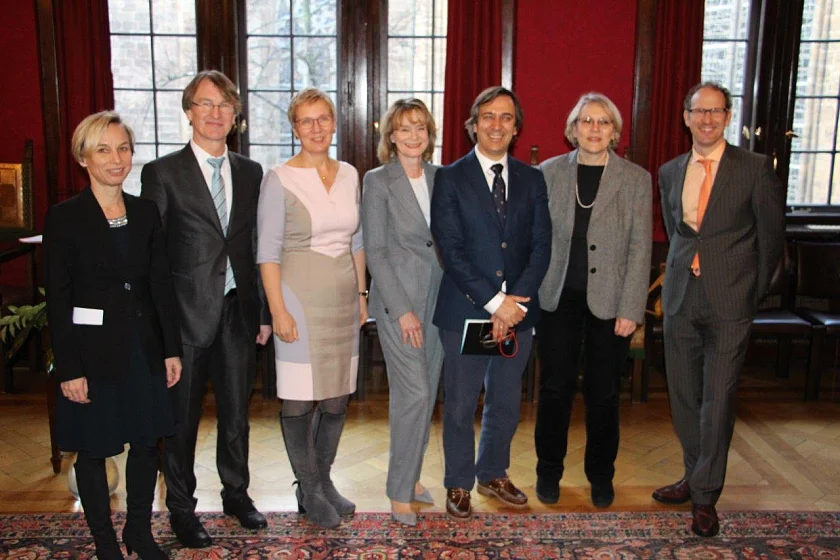 v.l.n.r.: Vizepräsidentin der Leibniz Gemeinschaft Sunhild Westphal, stellvertretender Direktor des BIPS Wolfgang Ahrens, Senatorin Eva Quante-Brandt, Direktorin des BIPS Iris Pigeot, Leiter des Regional Office der WHO in Kopenhagen Joao Breda, Referatsleiterin des Bundesgesundheitsministeriums Ute Winkler und Konrektor der Universität Bremen Andreas Breiter