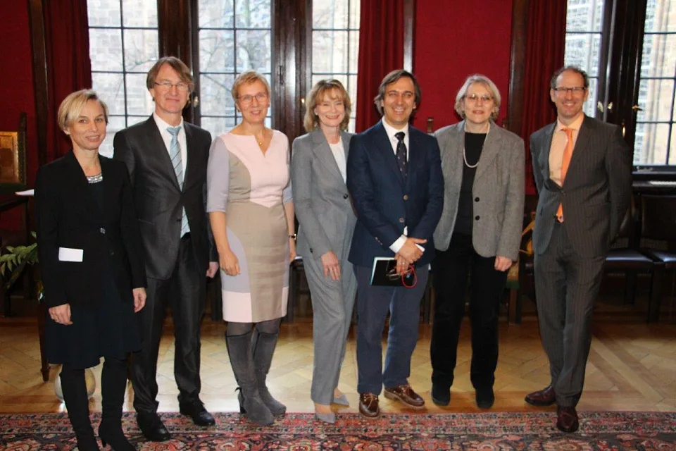 v.l.n.r.: Vizepräsidentin der Leibniz Gemeinschaft Sunhild Westphal, stellvertretender Direktor des BIPS Wolfgang Ahrens, Senatorin Eva Quante-Brandt, Direktorin des BIPS Iris Pigeot, Leiter des Regional Office der WHO in Kopenhagen Joao Breda, Referatsleiterin des Bundesgesundheitsministeriums Ute Winkler und Konrektor der Universität Bremen Andreas Breiter