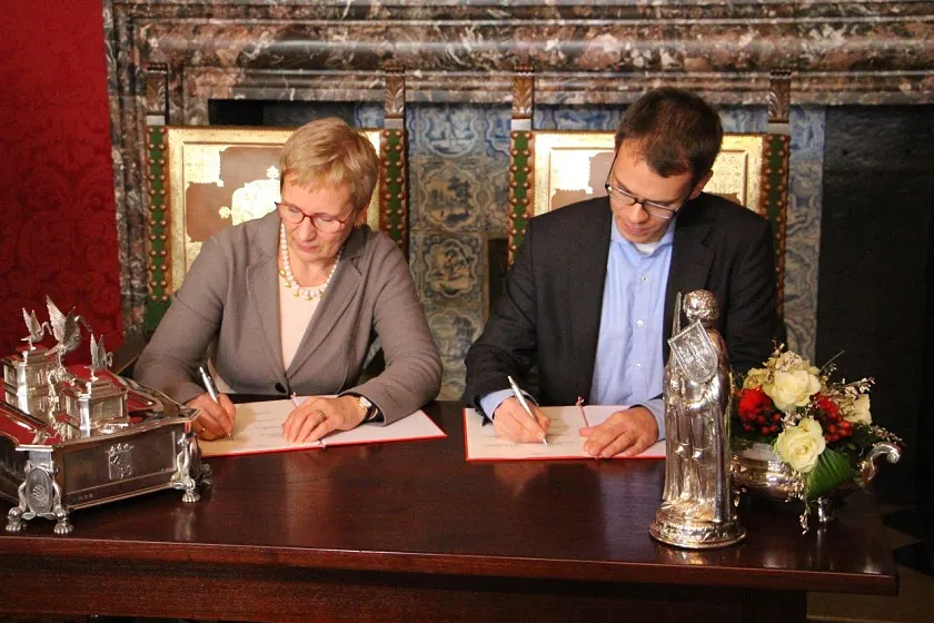 Senatorin Eva Quante-Brandt und Staatsrat Jan Fries während der Unterzeichnung