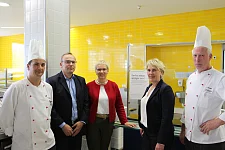 In der Mensa des Studierendenwerks Bremen an der Universität Bremen setzt man sich gegen Lebensmittelverschendung ein (v.l.: Ralf Opitz, Hauke Kieschnik, Eva Quante-Brandt, Anke Grupe-Markschat, Heiko Osterloh). 