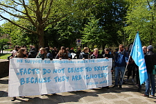 Unterstützung für den March for Science - Wissenschaftlerinnen und Wissenschaftler tragen ein Banner mit dem Zitat von Aldous Huxley: "Fakten hören nicht auf zu existieren, nur weil sie ignoriert werden!"