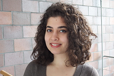 Innerhalb eines Jahres vom Sprachstand B1 auf C1: Die 22-jährige Syrerin Jin Hasan, ist eine der Stipendiatinnen und studiert seit Oktober Nachhaltige Energie- und Umwelttechnologien (Bachelor) an der Hochschule Bremerhaven). Copyright: Andrea Thode/HERE Bremen