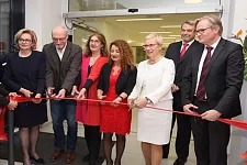 Zur Eröffnung des Neubaus am Klinikum Bremen Mitte zerschneiden (v.l.n.r.) Jutta Dernedde, Manfred Kölsch, Karoline Linnert, Daniela Werndorff, Eva Quante-Brandt, Michael Ludes und Klaus Beekmann das rote Band.