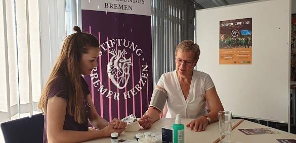 Senatorin Quante-Brandt bei der Vorsorge-Untersuchung der Herzgesundheit am Stand der Stiftung Bremer Herzen beim Gesundheitstag Juni 2019