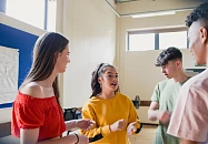 Jugendliche stehen im Halbkreis und unterhalten sich