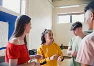 Jugendliche stehen im Halbkreis und unterhalten sich