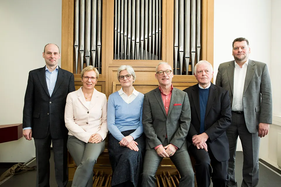 (v. l. n. r.) Prof. Kilian Schwoon (Dekan des Fachbereichs Musik an der HfK Bremen, Senatorin Eva Quante-Brandt, Edda Bosse (Präsidentin der Bremischen Evangelischen Kirche), Prof. Dr. Herbert Grüner (Rektor der Hochschule für Künste Bremen), Prof. Franz-Josef Rahe (Bischöflicher Beauftragter für Kirchenmusik im Bistum Osnabrück) und Prof. Detlef Bratschke (Professor für Ensembleleitung an der HfK Bremen)