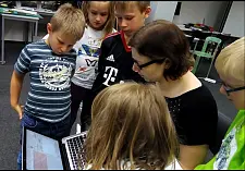Kinder beim Programmieren des Laser-Cutters im FabLab der Universität Bremen (mit Dr. Nadine Dittert)