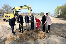 Von links nach rechts: Hauke Kischnick, Reinhard Viering, Wolfgang Hase, André Vater, Senatorin Eva Quante-Brandt, Alexander Künzel und Sabine Schöbel nahmen den ersten Spatenstich vor. Foto: Bremer Heimstiftung.