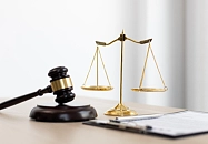 Richterhammer und Waage