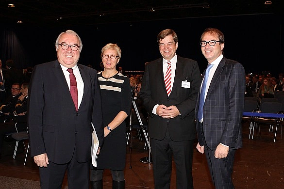 Eva Quante-Brandt mit Uwe Beckmeyer (Koordinator der Bundesregierung für die maritime Wirtschaft), Enak Ferlemann (Parlamentarischer Staatssekretär), Alexander Dobrindt (Bundesverkehrsminister)