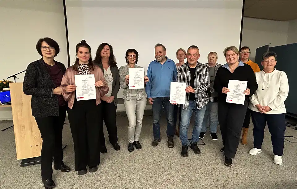 Gruppenfoto mit Senatorin Claudia Bernhard und den Preisträgerinnen und Preisträgern