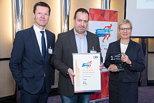 Gesundheitssenatorin Eva-Quante Brandt überreicht den Preis für den ersten Platz an Vertreter des Justizzentrums Bremen