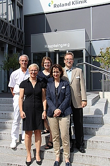 Dr. med. Hans-Joachim Bauer, geschäftsführender Gesellschafter, Senatorin Prof. Dr. Eva Quante-Brandt, Alexandra Schumann, Verwaltungsleiterin, Petra Wehrmann, geschäftsführende Gesellschafterin, Jens Bergmann, Pflegedienstdirektor; v.l.n.r. 