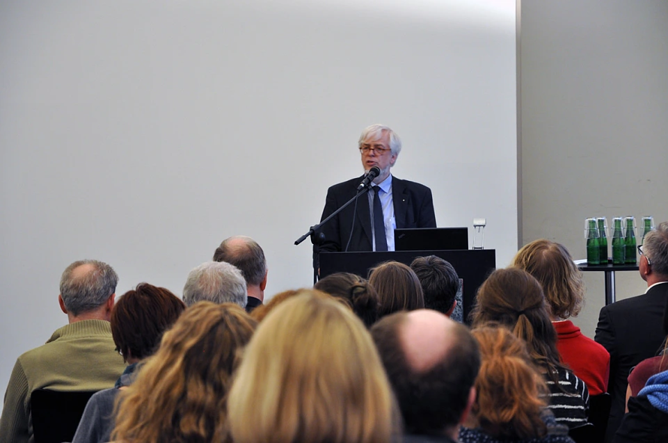 Staatsrat Gerd-Rüdiger Kück bei der Austellungseröffnung 