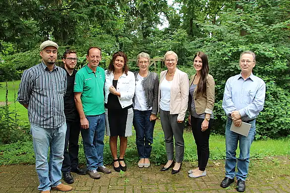 Foto: Senatorin Prof. Dr. Eva Quante-Brandt mit Vertreterinnen und Vertretern des Gesundheitsamts, der Sozialbehörde und der Übergangswohneinrichtung beim Klinikum Bremen Ost