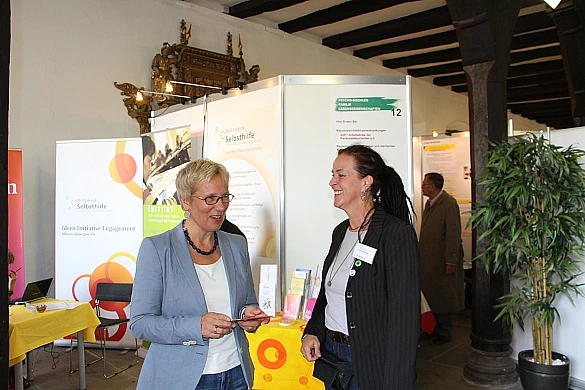 Senatorin Eva Quante-Brandt und Imke Boidol vom Netzwerk Selbsthilfe