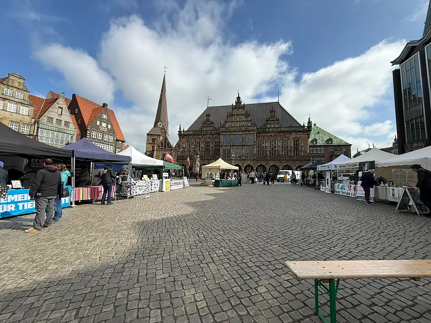 Stände der Tierschutzorganisationen auf dem Bremer Marktplatz
