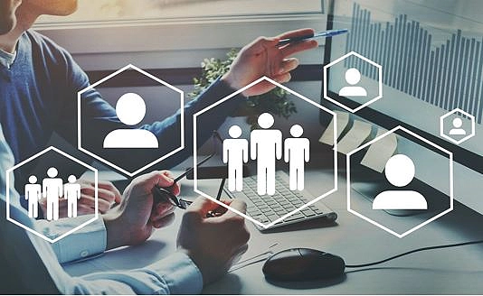 Es sind zwei Personen am Computer zu sehen.