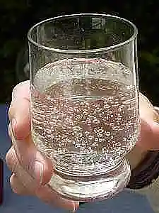 Glas mit Sprudelwasser