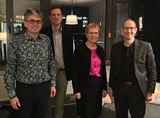 Wissenschaftssenatorin Eva Quante-Brandt mit dem Sprecher des ZeMKI Prof. Dr. Andreas Hepp (links), sowie dem stellvertretenden Sprecher Prof. Dr. Andreas Breiter (rechts) und Forschungskoordinator Dr. Leif Kramp (Mitte).