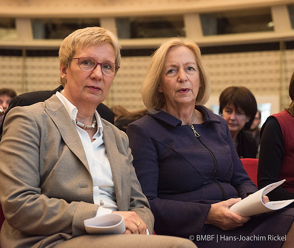 Senatorin Eva Quante-Brandt gemeinsam mit Johanna Wanke (Bundesministerium für Bildung und Forschung)