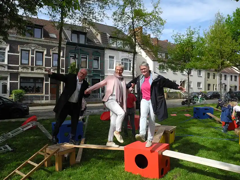 Dr. Johannes Grundmann (Vizepräsident der Ärztekammer), Senatorin Quante-Brandt, Dr. Heidrun Gitter(Präsidentin der Ärztekammer)