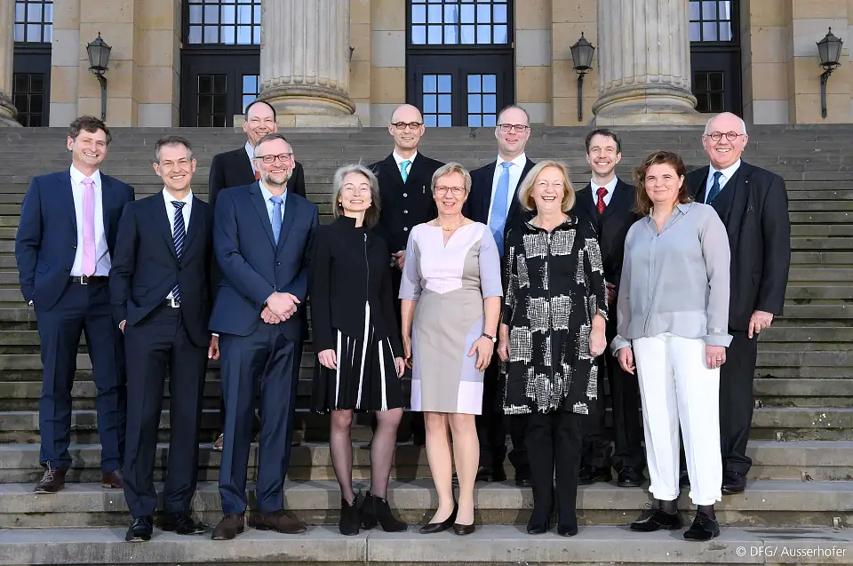 Verleihung des Gottfried Wilhelm Leibniz-Preises 2017: (v.l. hinten) Jörg Vogel, Frank Jülicher, Joachim P. Spatz, Lutz Ackermann, Lutz Mädler, Peter Strohschneider (DFG-Präsident), (v.l. vorne) Karl-Peter Hopfner, Ralph Hertwig, Beatrice Gründler, Eva Quante-Brandt (Senatorin für Wissenschaft, Gesundheit und Verbraucherschutz Bremen), Johanna Wanka (Bundesministerin für Bildung und Forschung), Anne Storch