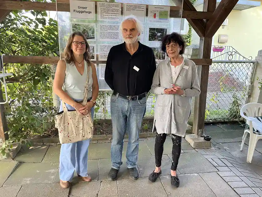 Prof. (apl.) Dr. Sibylle Wenzel mit den beiden Gründer:innen des Papageienschutz-Centrums Bremen e.V., Hans-Hermann Braune und Elisabeth Willich-Braune.