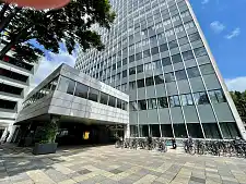 Es ist der Behördeneingang zu sehen.