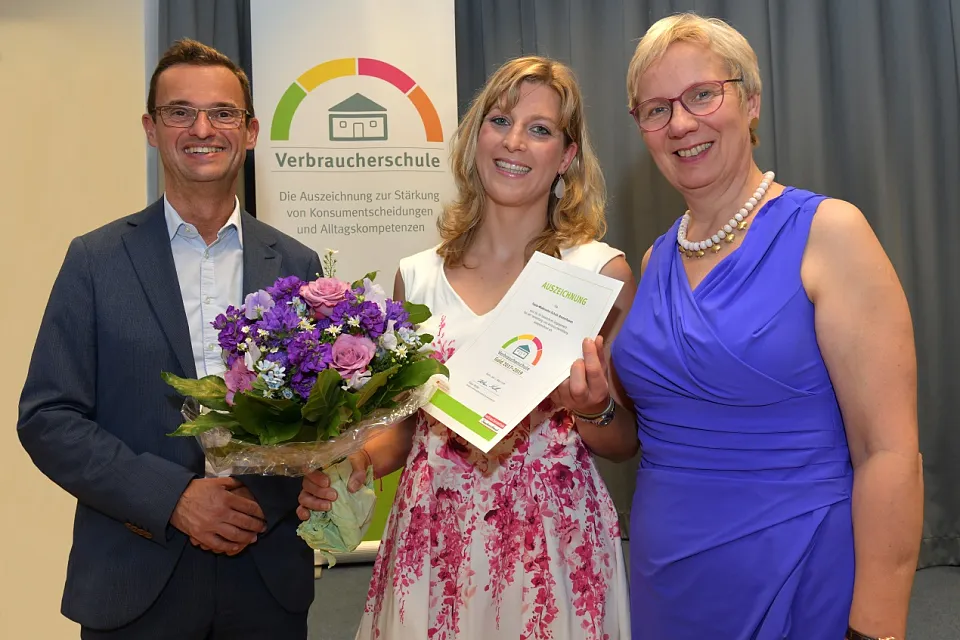 Ehrung der Paula-Modersohn-Schule als Verbraucherschule Gold. V.l.n.r.: Michael Frost (Dezernent für Schule und Kultur im Magistrat Bremerhaven), Jennifer Peetz (Paula-Modersohn-Schule Bremerhaven), Prof. Dr. Eva Quante-Brandt (Senatorin für Wissenschaft, Gesundheit und Verbraucherschutz)