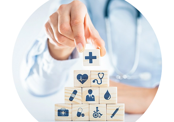 Bausteine mit gesundheitlichen Symbolen zu einer Pyramide aufgebaut