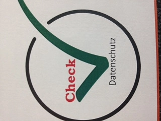 Abbildung eines Kreises mit gr&uuml;nem Haken und dem Titel Datenschutz