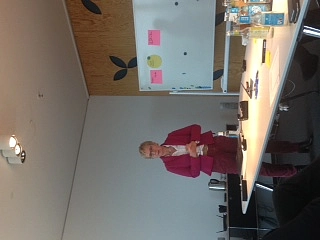 Foto von der Schirmherrin Prof. Dr. Quante-Brandt vor einer Mindmap