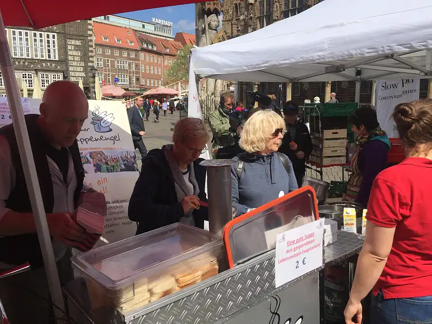 Bild von Senatorin Quante-Brandt am Stand der Suppenengel. Die Suppenengel teilten Suppe aus, die aus Lebensmittelspenden hergestellt wurden. 