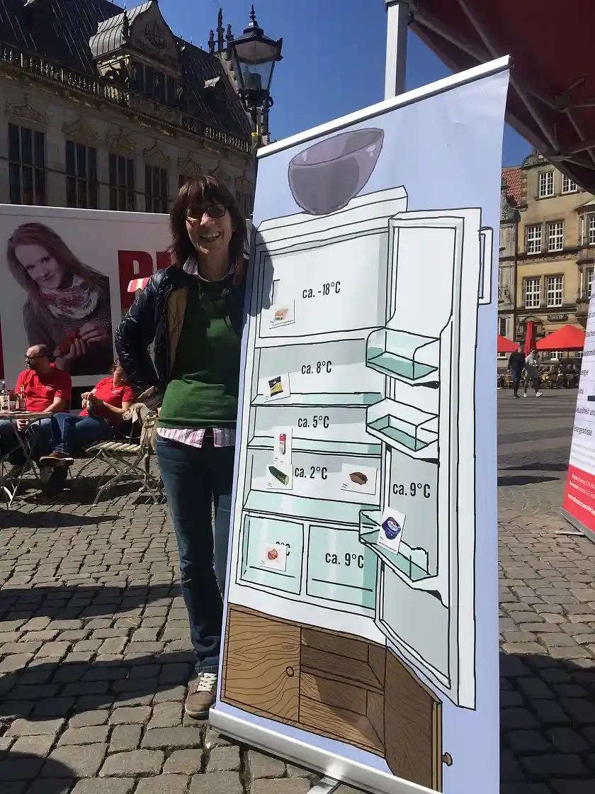 Bild von Frau Huisinga, Verbraucherzentrale Bremen, zur richtigen Lebensmittellagerung im Kühlschrank.